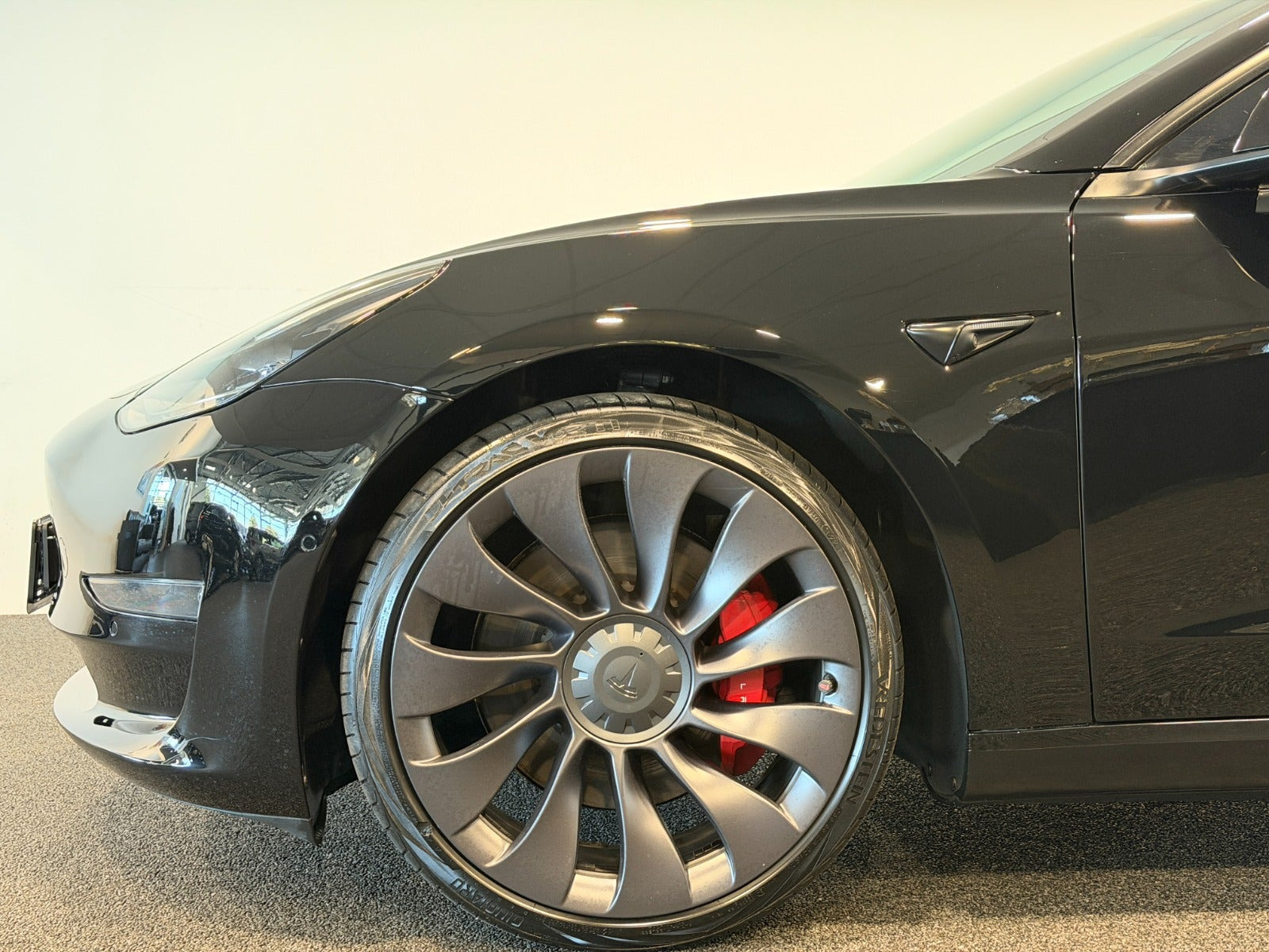 Sort Tesla Model 3 fra 2022