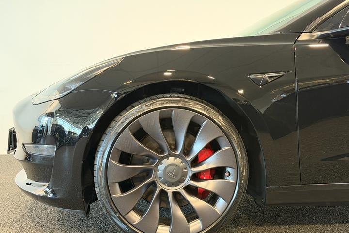 Sort Tesla Model 3 fra 2022