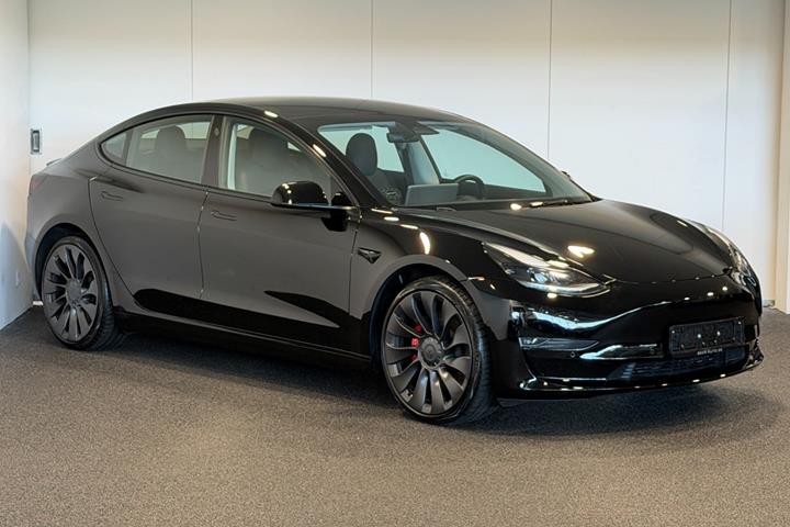 Sort Tesla Model 3 fra 2022