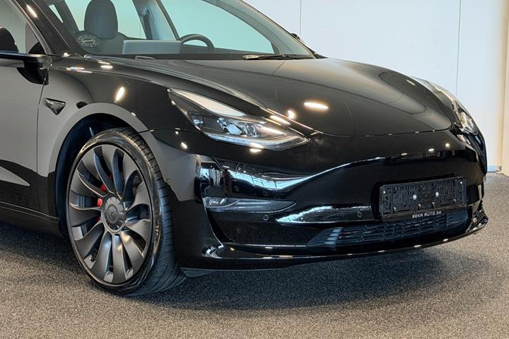 Sort Tesla Model 3 fra 2022
