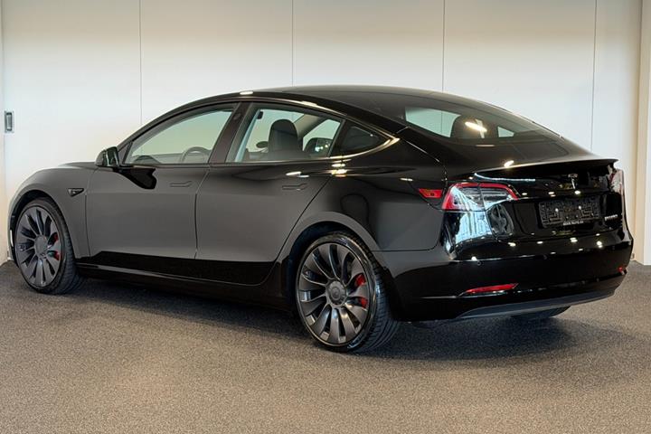Sort Tesla Model 3 fra 2022