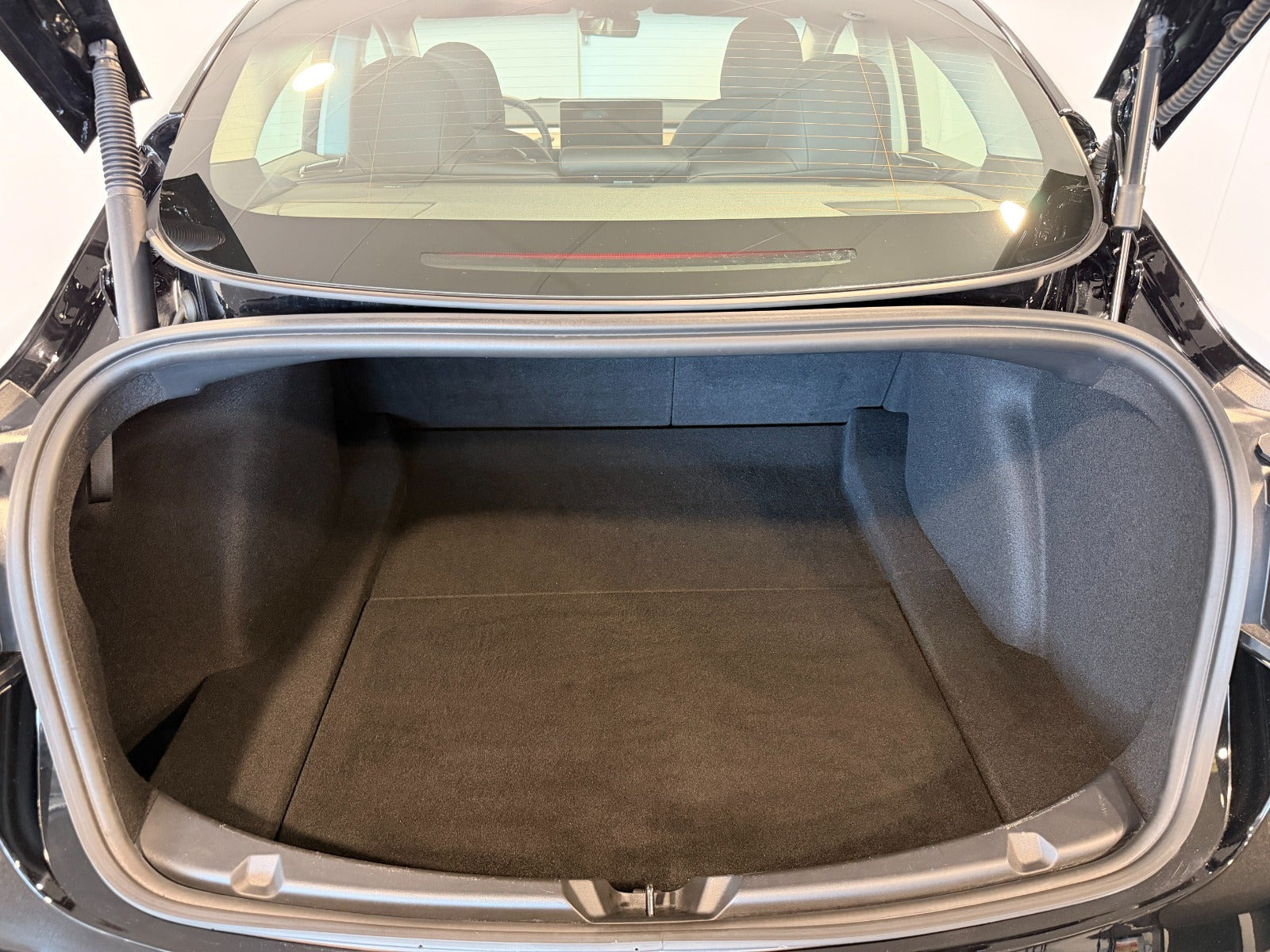 Sort Tesla Model 3 fra 2022