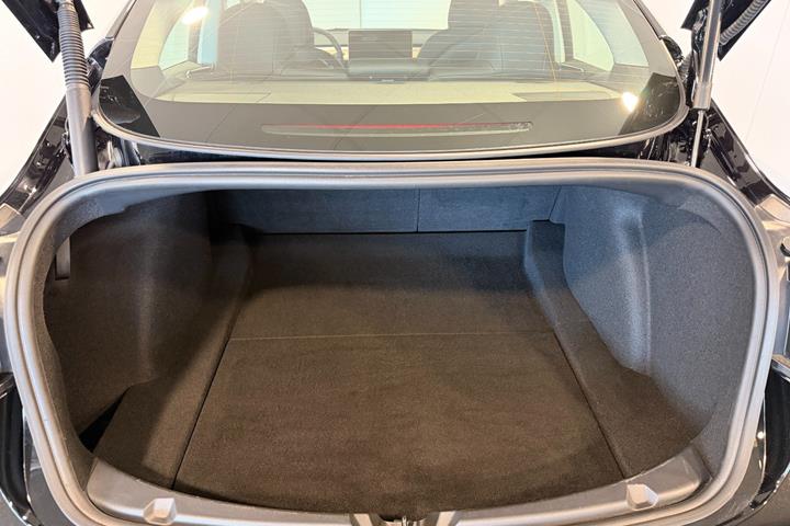 Sort Tesla Model 3 fra 2022