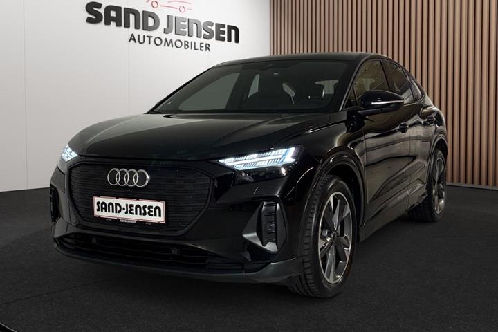 Sort Audi Q4 e-tron fra 2024 set udefra