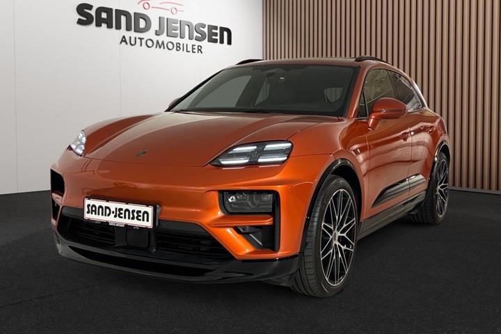 Orange Porsche Macan Turbo fra 2024