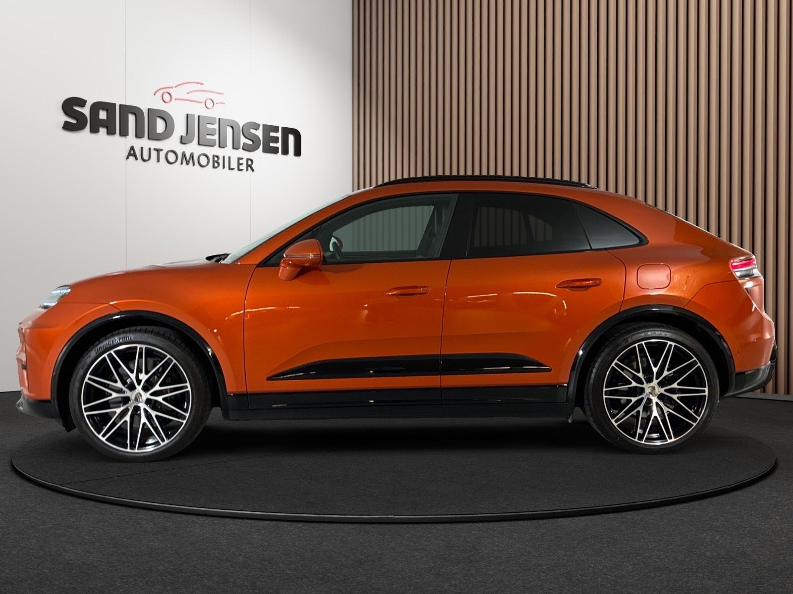 Orange Porsche Macan Turbo fra 2024