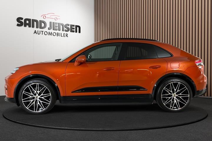 Orange Porsche Macan Turbo fra 2024
