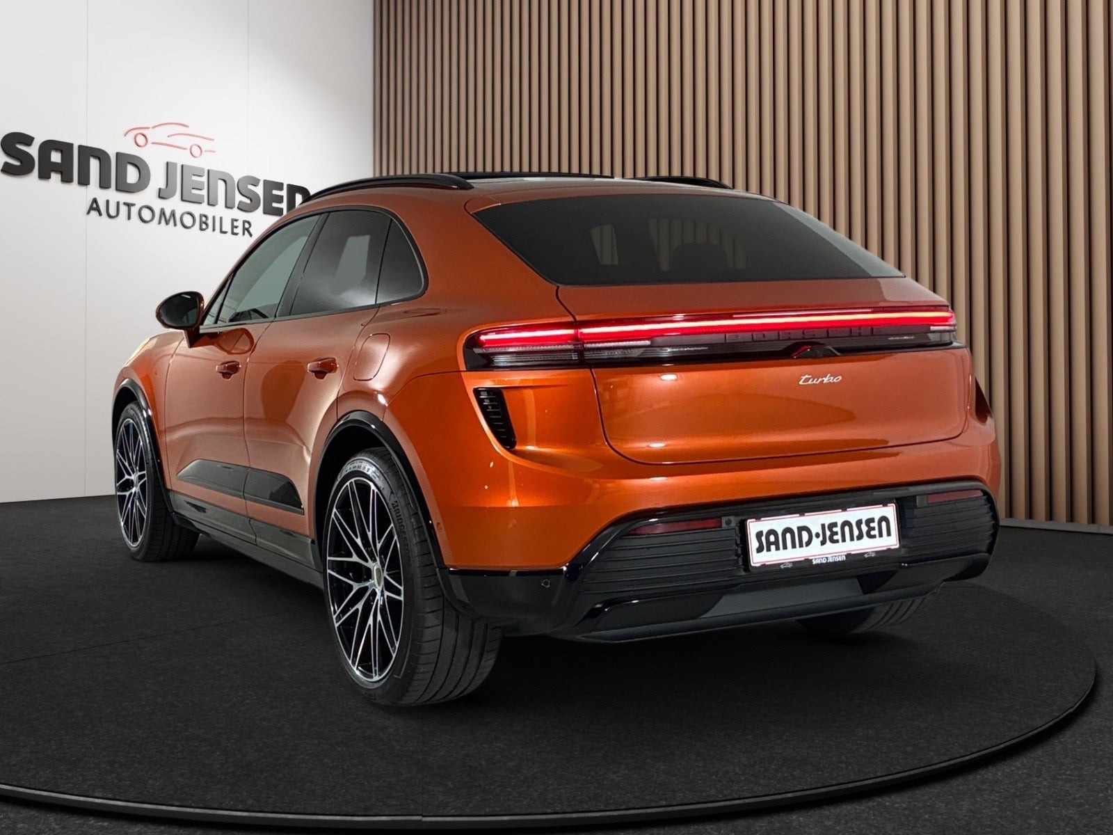 Orange Porsche Macan Turbo fra 2024