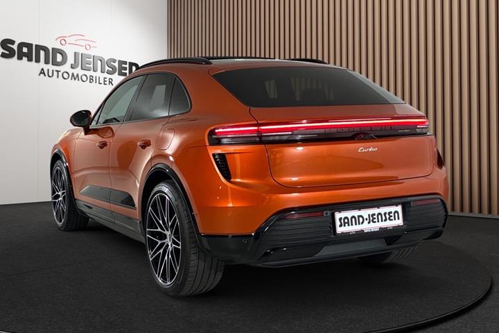 Orange Porsche Macan Turbo fra 2024