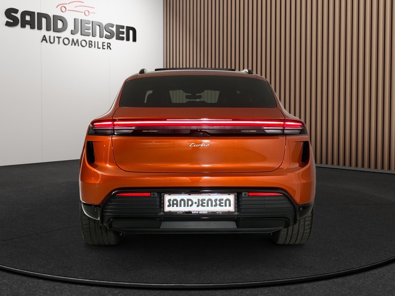Orange Porsche Macan Turbo fra 2024