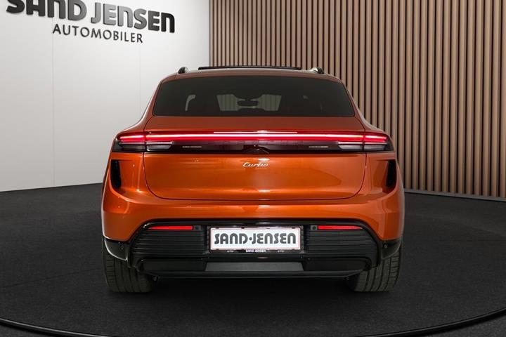 Orange Porsche Macan Turbo fra 2024