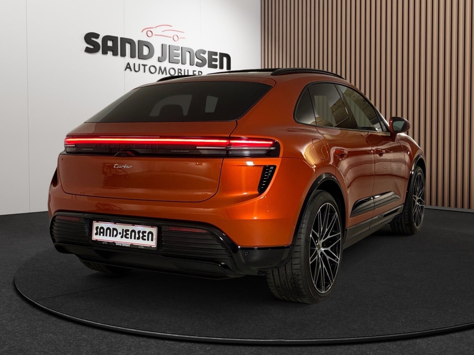 Orange Porsche Macan Turbo fra 2024
