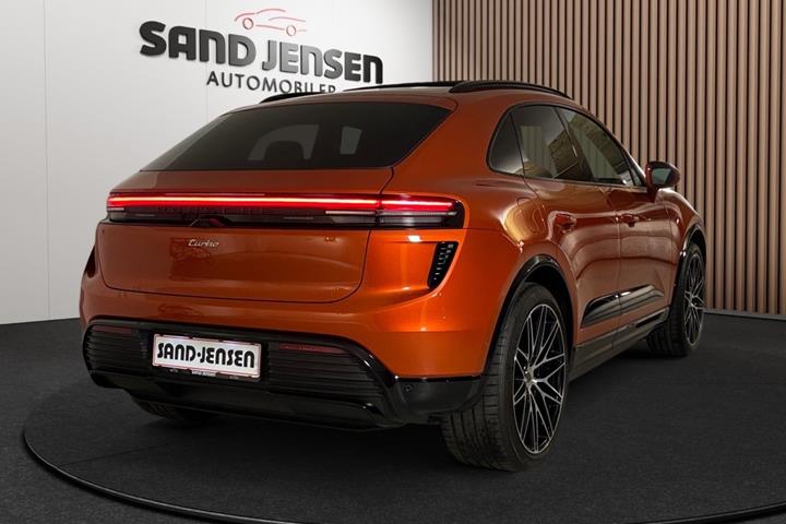 Orange Porsche Macan Turbo fra 2024