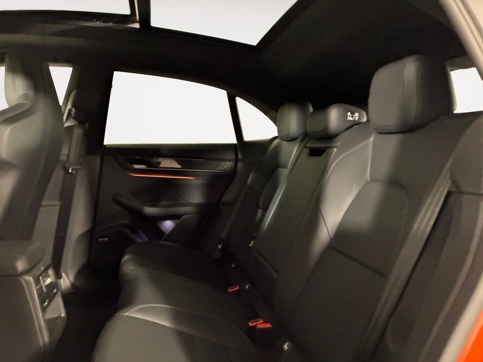 Orange Porsche Macan Turbo fra 2024