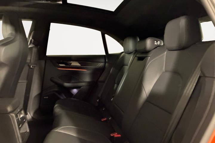 Orange Porsche Macan Turbo fra 2024