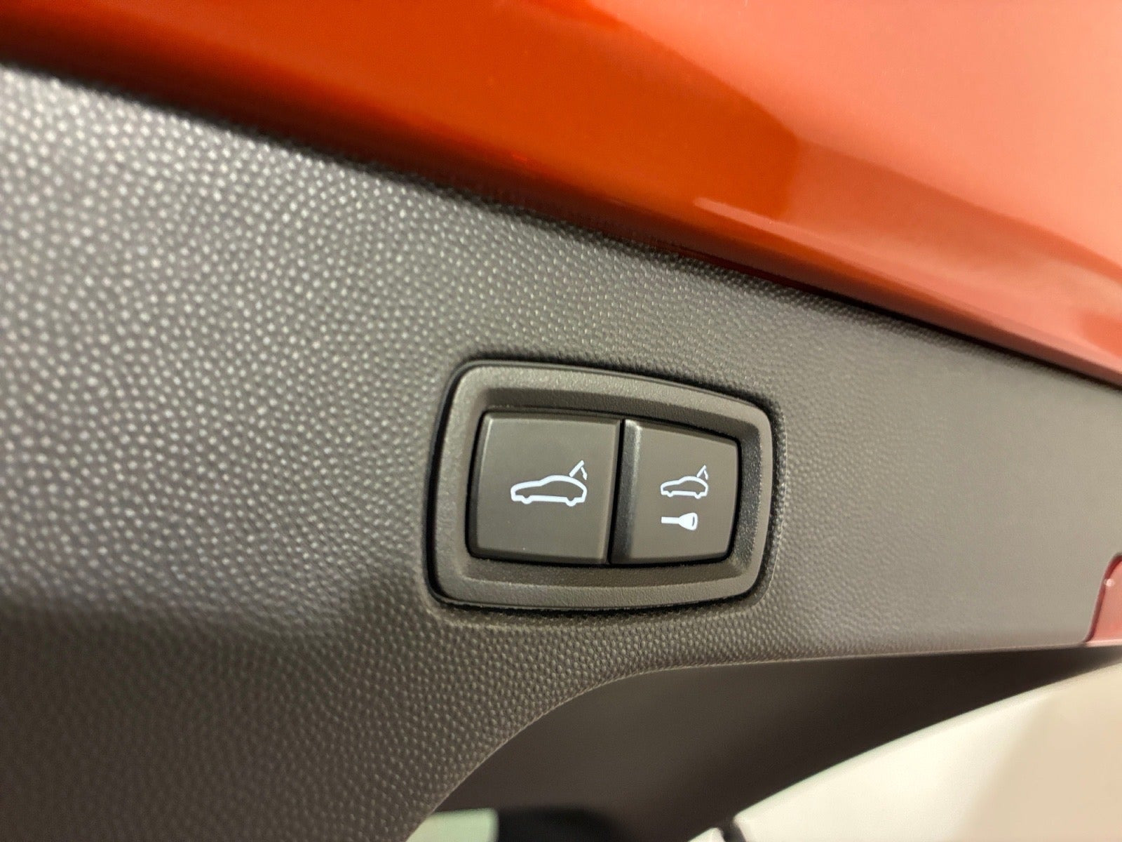 Orange Porsche Macan Turbo fra 2024