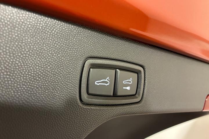 Orange Porsche Macan Turbo fra 2024