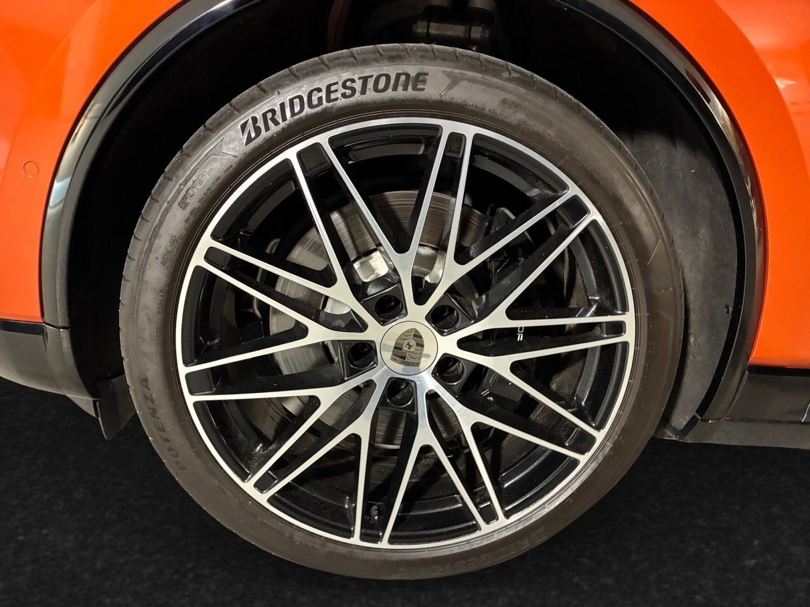 Orange Porsche Macan Turbo fra 2024