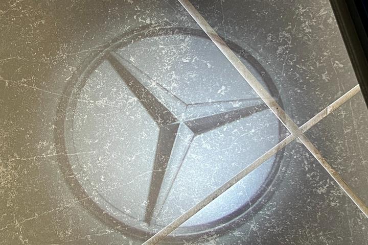 Blå Mercedes EQB250+ fra 2026