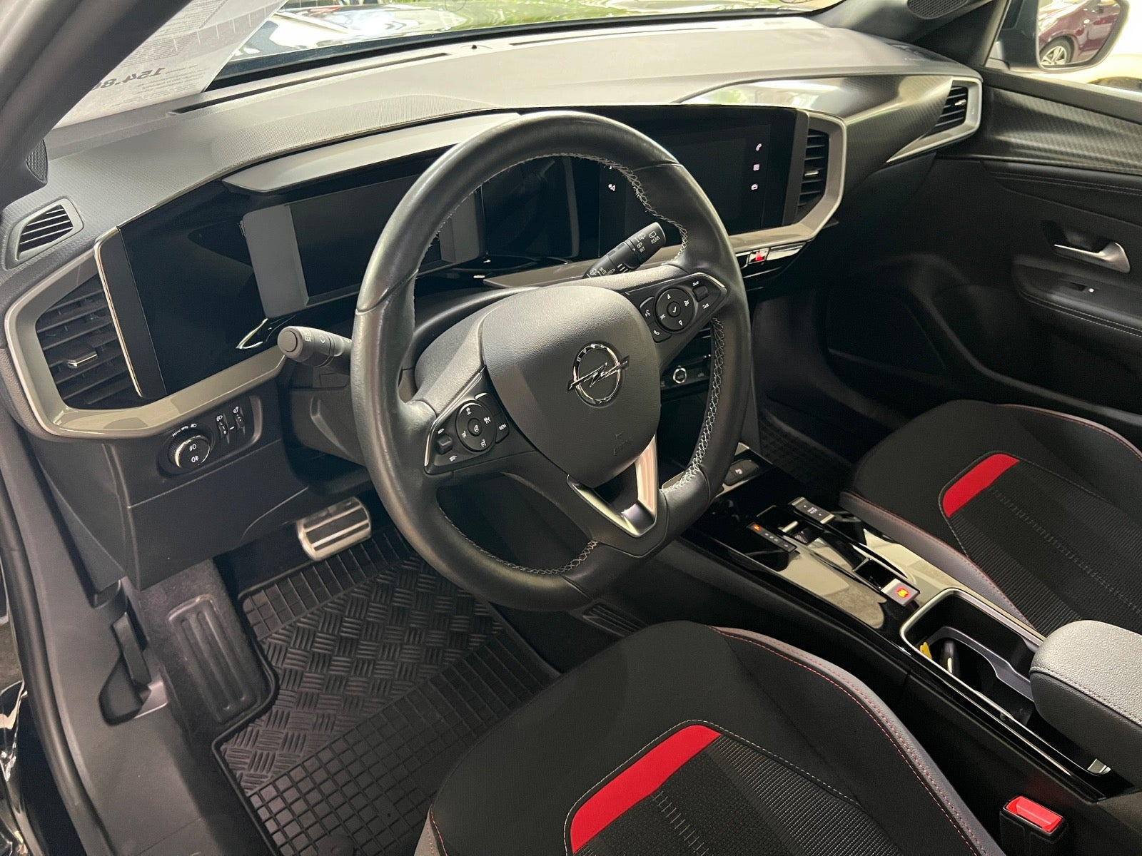Sort Opel Mokka-e fra 2023