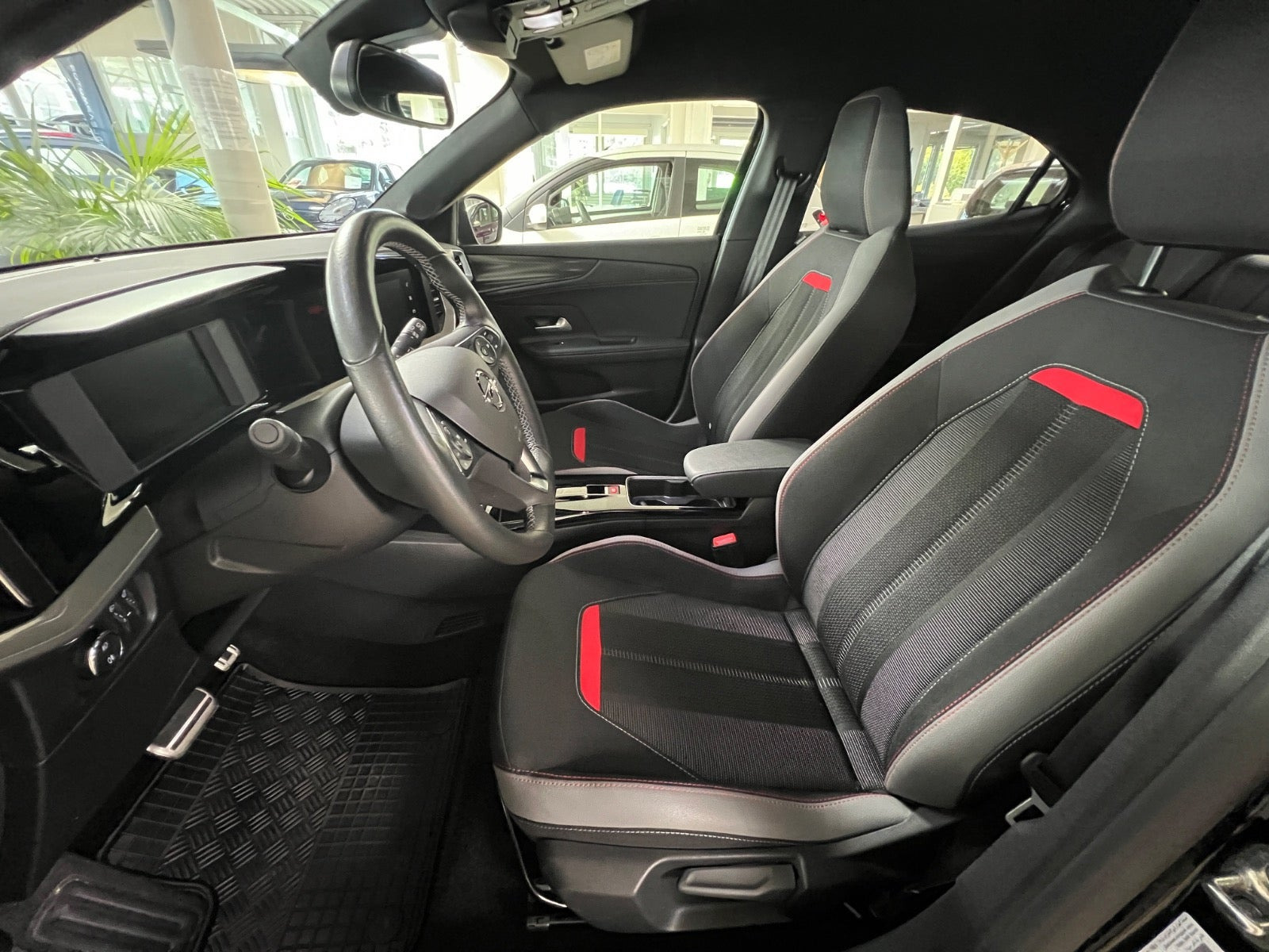 Sort Opel Mokka-e fra 2023