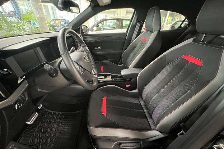 Sort Opel Mokka-e fra 2023