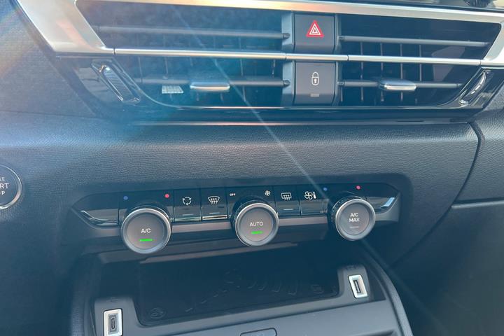 Grå Citroën ë-C4 X fra 2024