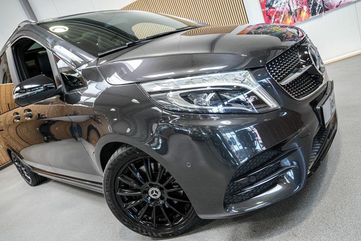 Grå Mercedes V300 d fra 2021