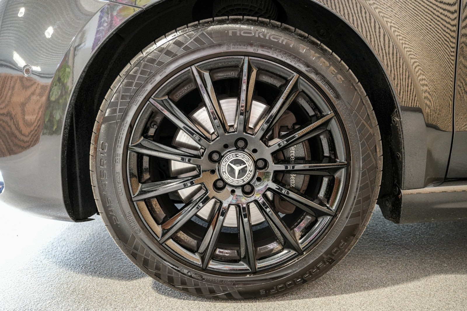 Grå Mercedes V300 d fra 2021