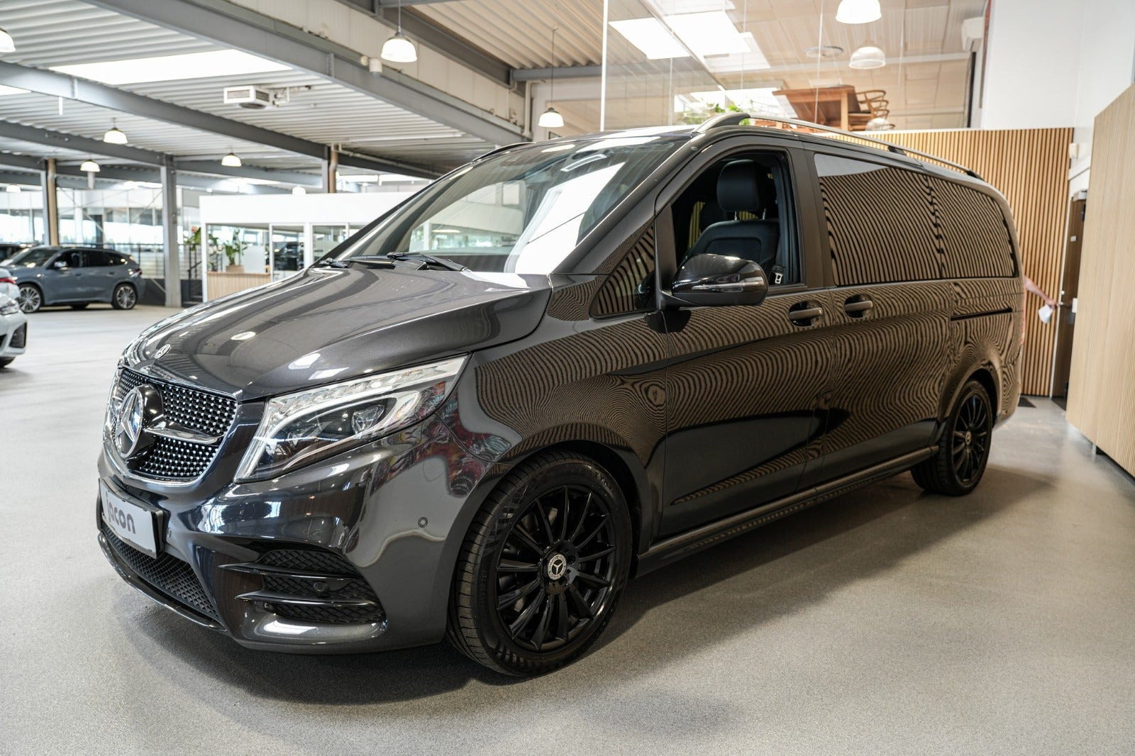 Grå Mercedes V300 d fra 2021