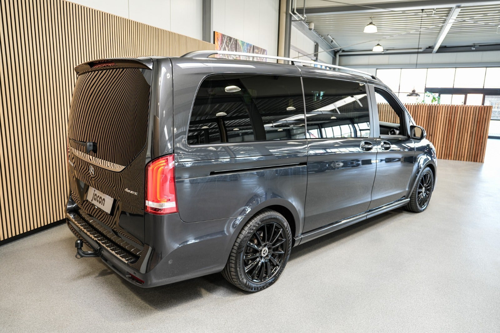 Grå Mercedes V300 d fra 2021