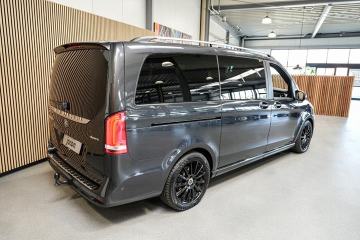 Grå Mercedes V300 d fra 2021