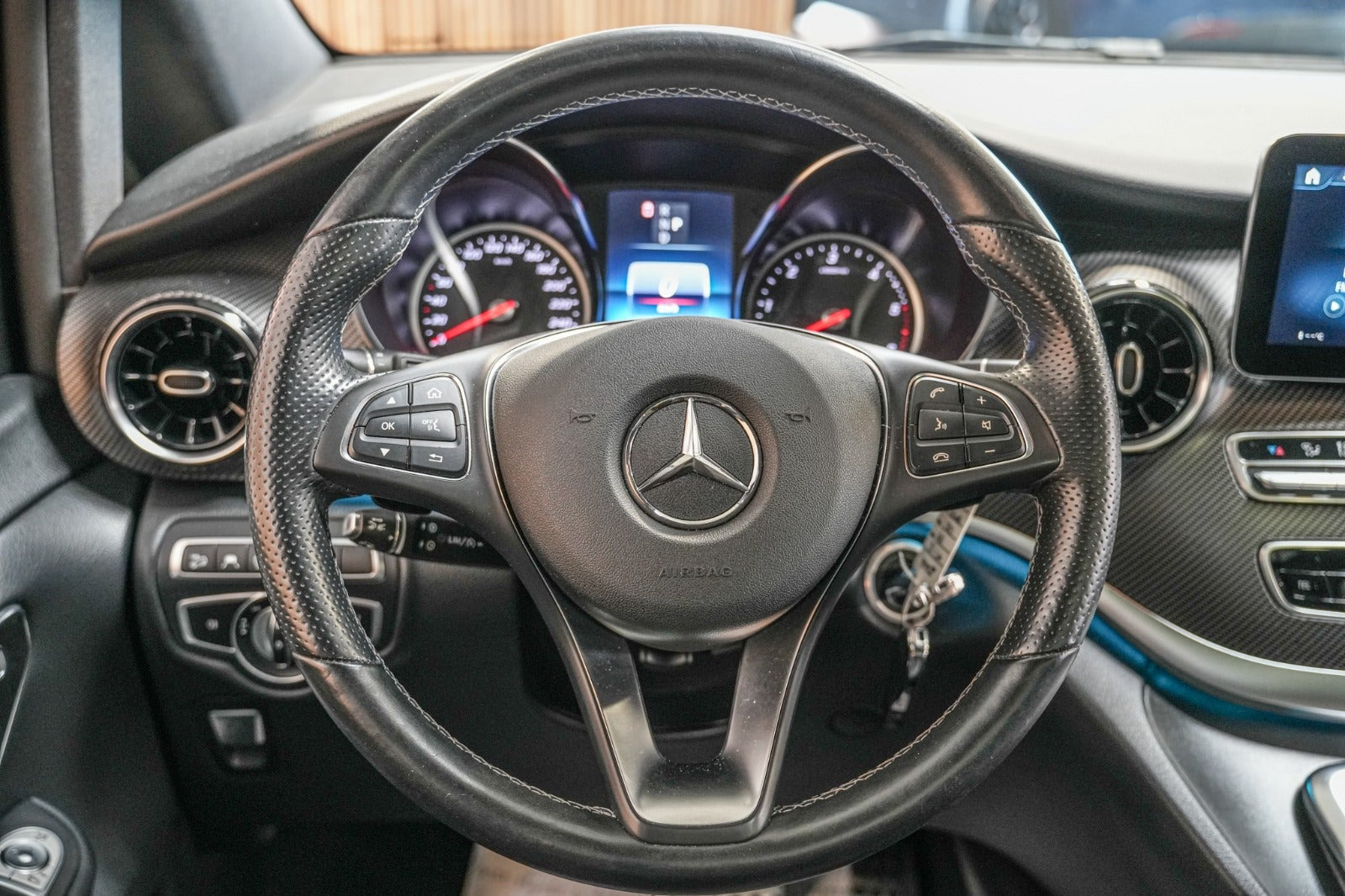 Grå Mercedes V300 d fra 2021