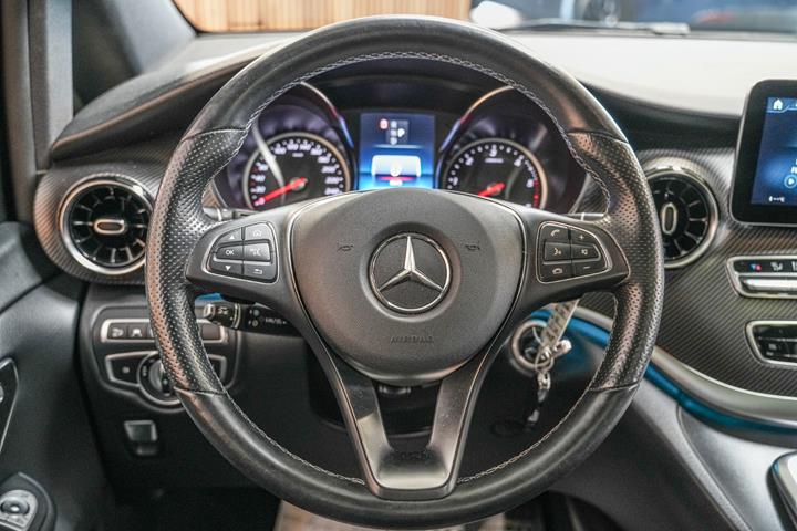 Grå Mercedes V300 d fra 2021