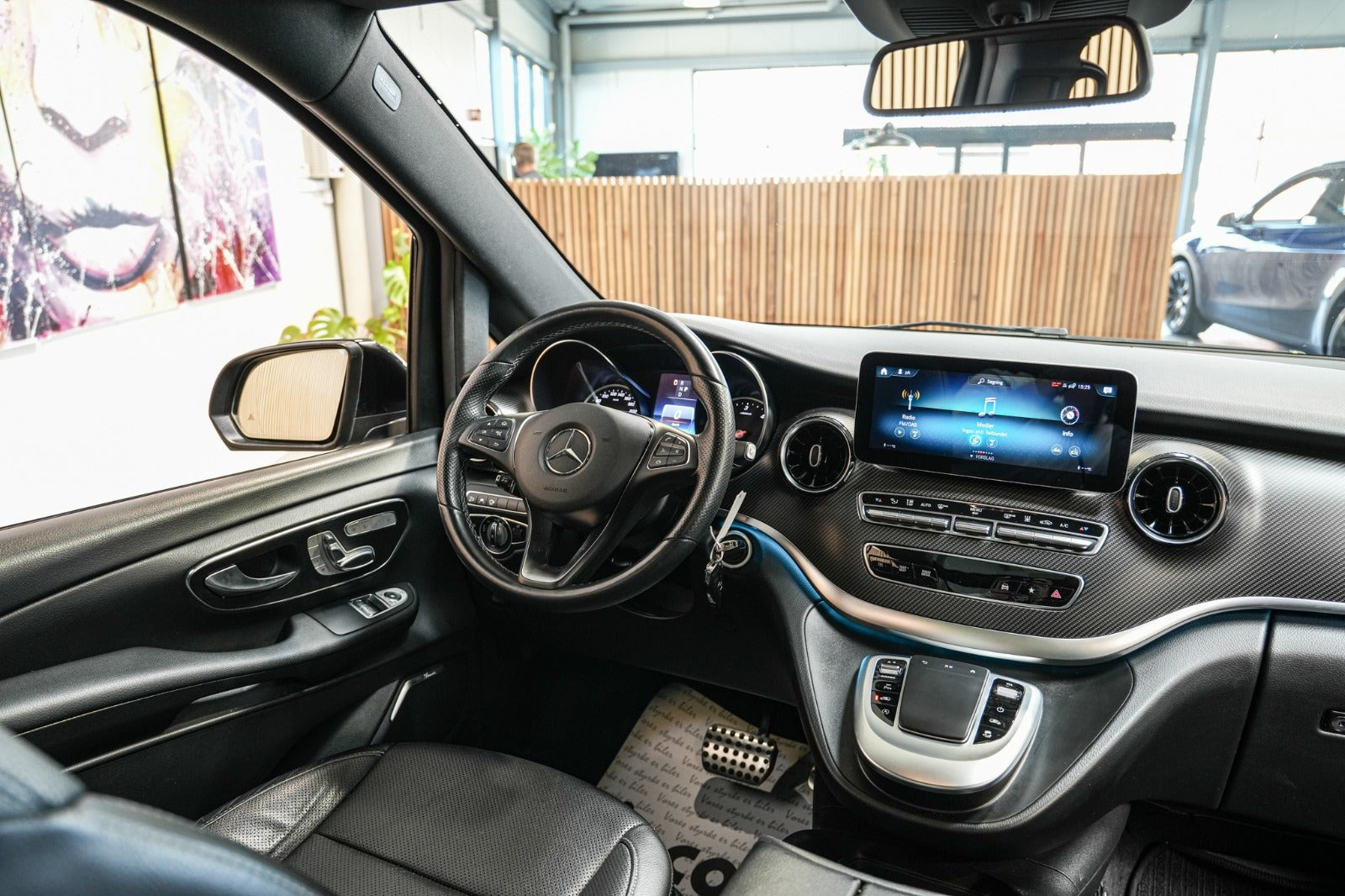 Grå Mercedes V300 d fra 2021