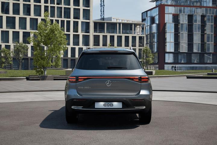Sølv Mercedes EQB250+ fra 2025