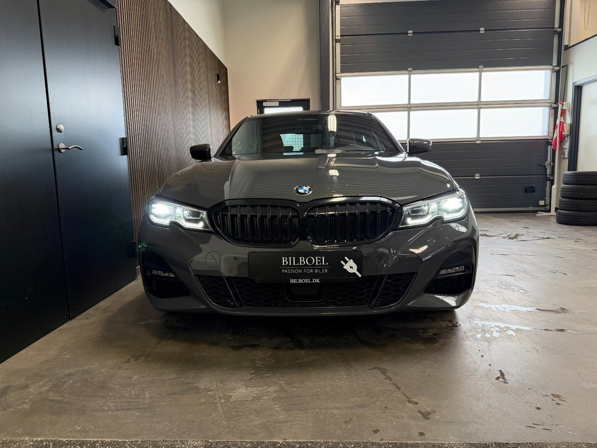 Grå BMW 330e fra 2020