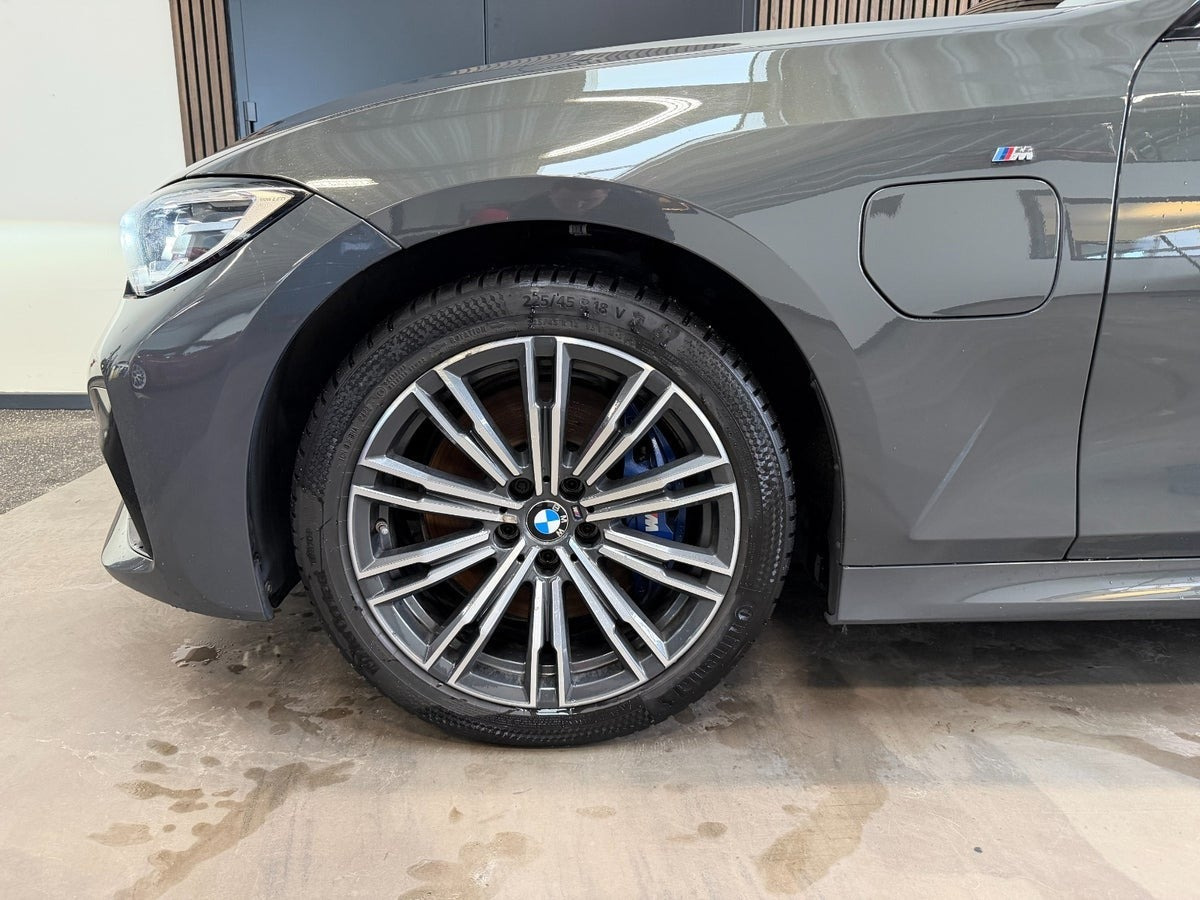 Grå BMW 330e fra 2020