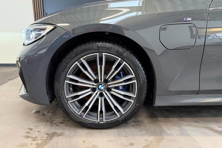 Grå BMW 330e fra 2020
