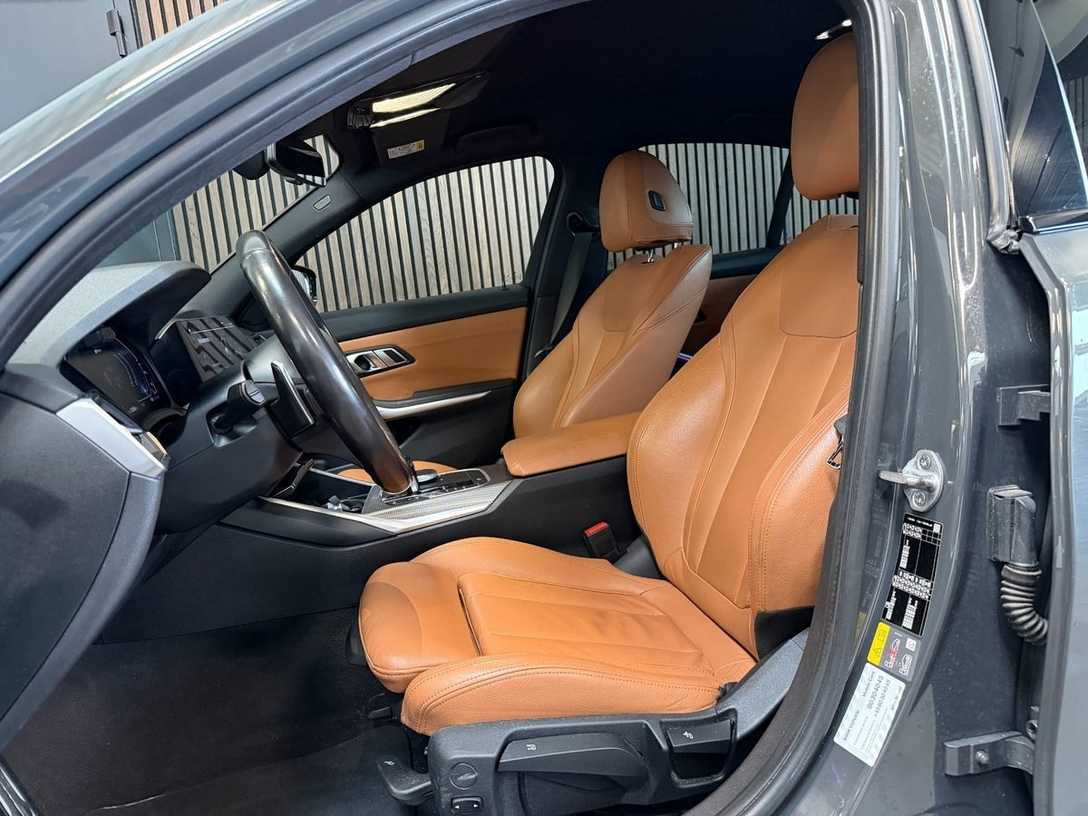 Grå BMW 330e fra 2020