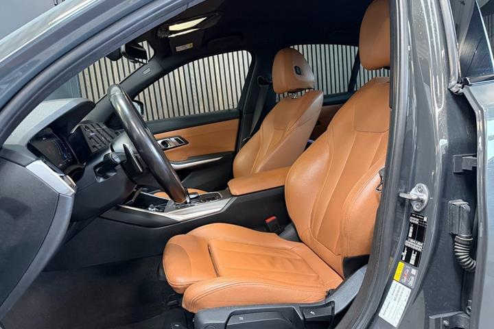Grå BMW 330e fra 2020