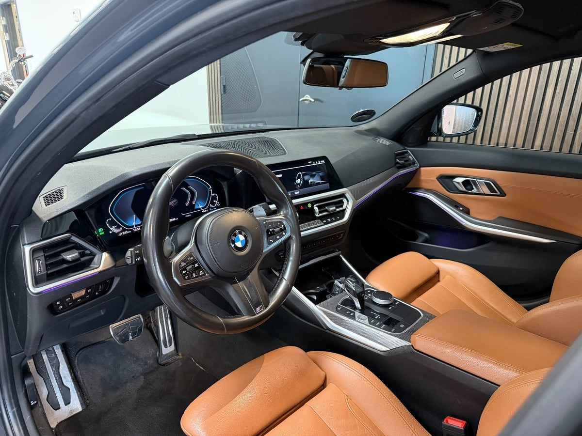 Grå BMW 330e fra 2020
