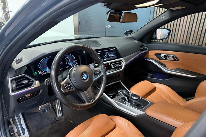 Grå BMW 330e fra 2020