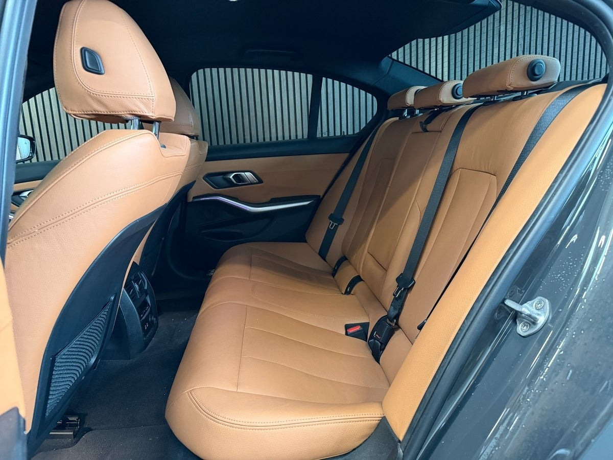 Grå BMW 330e fra 2020