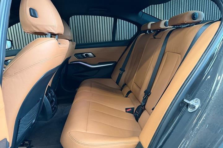 Grå BMW 330e fra 2020
