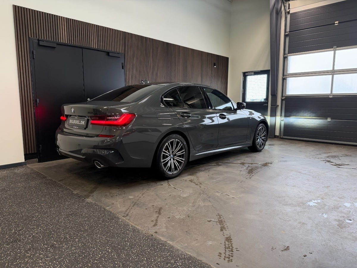 Grå BMW 330e fra 2020