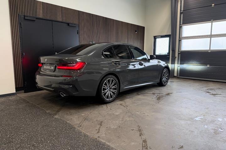 Grå BMW 330e fra 2020