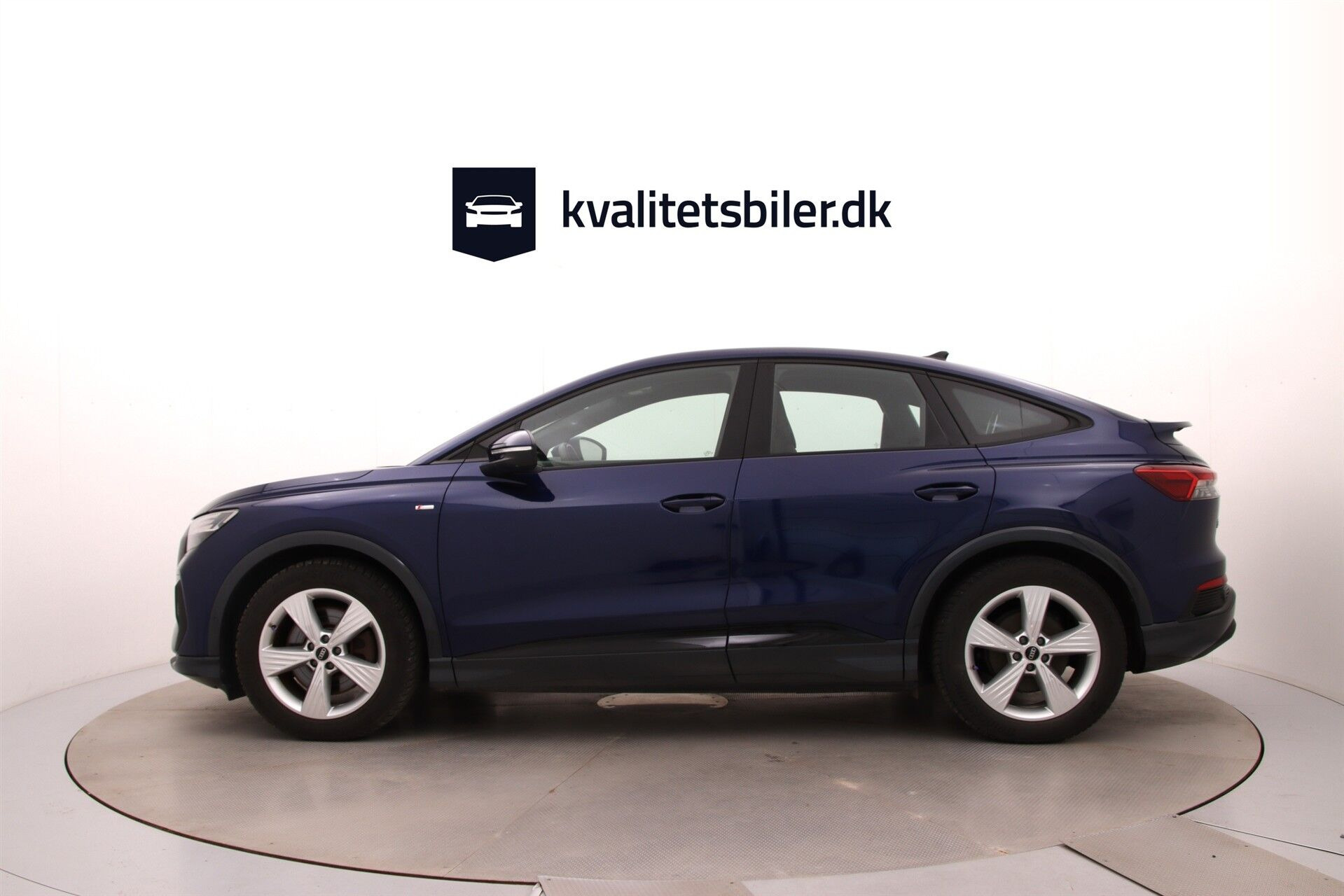 Blå Audi Q4 fra 2024