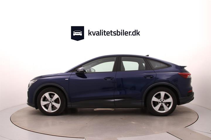 Blå Audi Q4 fra 2024