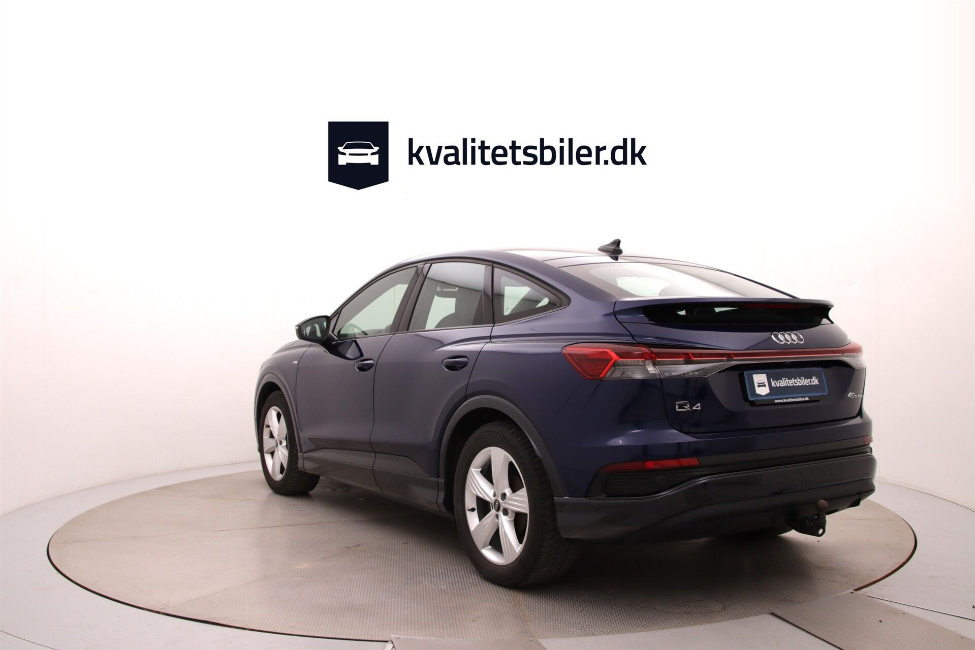 Blå Audi Q4 fra 2024